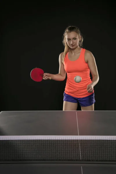 Jovem bela menina atlética jogando ping pong — Fotografia de Stock