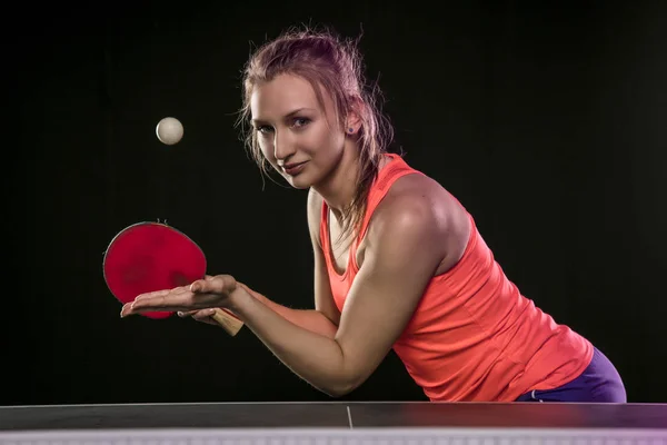 Jovem bela menina atlética jogando ping pong — Fotografia de Stock