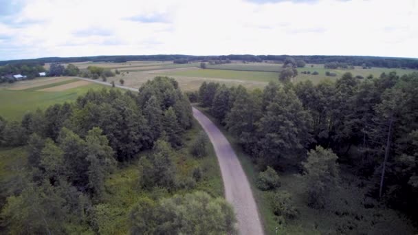 Bir Taş Yol Üzerinde Bir Drone Uçmak Aşağı Kamera Indirerek — Stok video