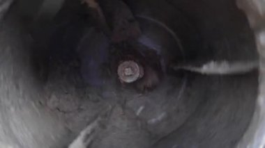 Karışımı yaparken beton karıştırıcı tambur. Orta