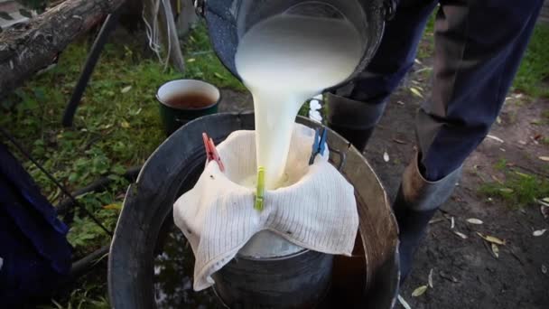 Bonden Häller Mjölk Genom Sil Koneka Går Vattnet Gamla Jordbrukares — Stockvideo