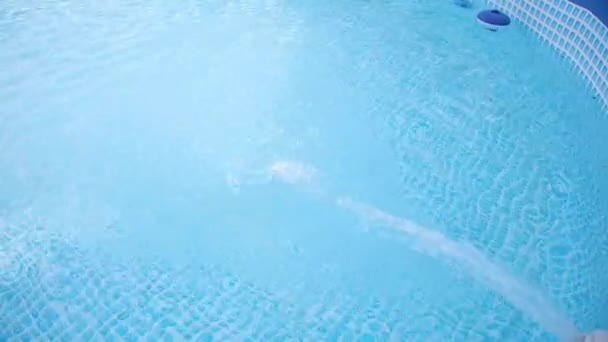 Watercirculatie Het Zwembad Kristalhelder — Stockvideo