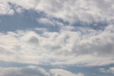 Mavi gökyüzünde beyaz bulutlar, güzel bir arka plan.