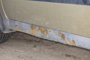 araba eşikleri görünür pas