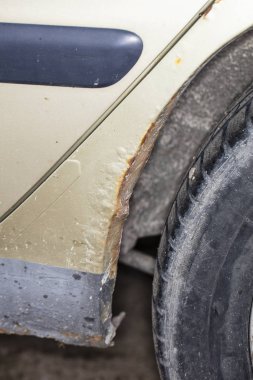 otomobilin tekerlek kemerlerinde görünür pas
