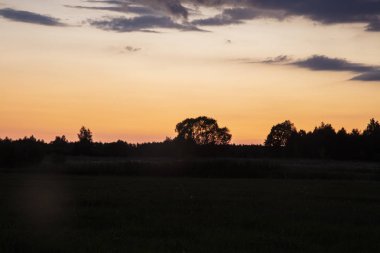 güzel gün batımı, renkli gökyüzü ve güzel bulutlar