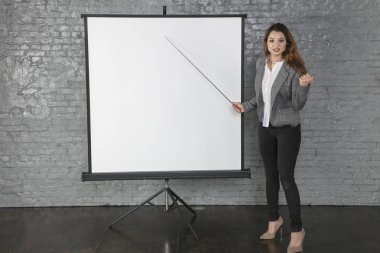 bir sunum sırasında iş kadını, farklı durumlar