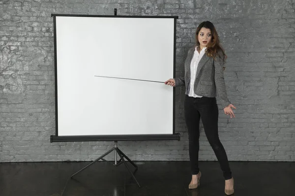 Mujer de negocios durante una presentación, diferentes situaciones — Foto de Stock