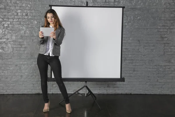 Mujer de negocios durante una presentación, diferentes situaciones — Foto de Stock