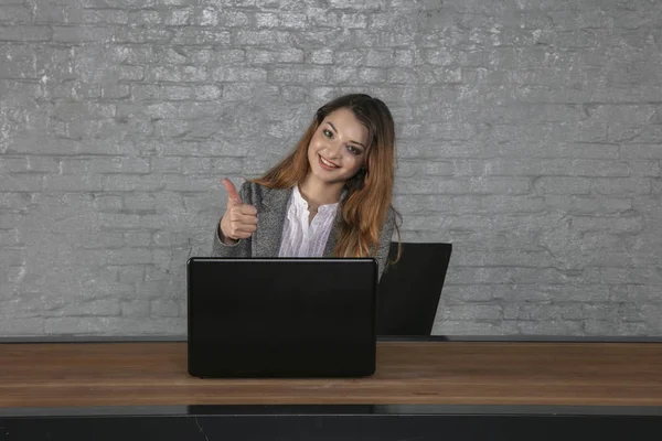 Geschäftsfrau in Bürosituation, Porträt einer jungen Managerin — Stockfoto