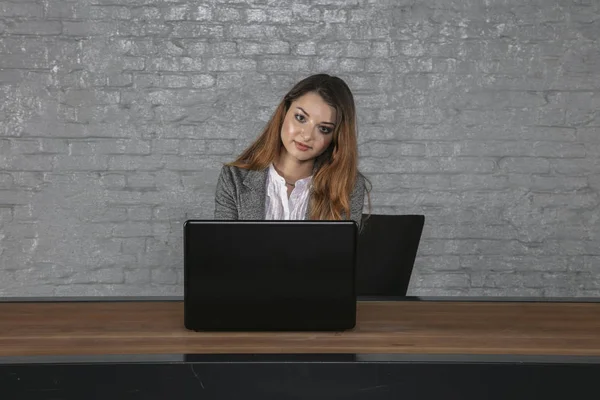 Mujer de negocios en una situación de oficina, retrato de un joven manag — Foto de Stock