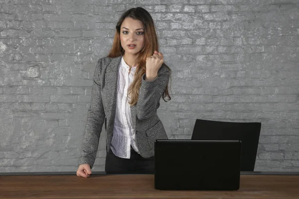 Affärskvinna i en kontors situation, porträtt av en ung chefer — Stockfoto