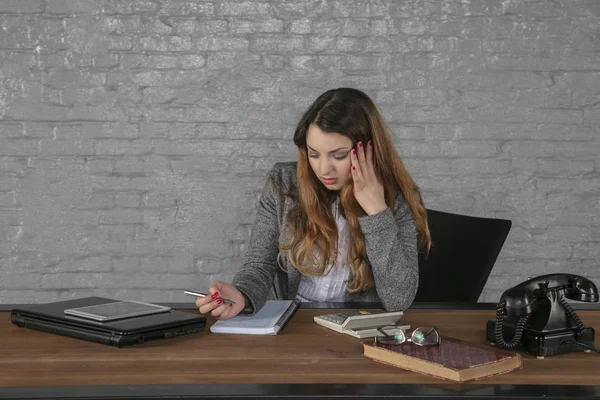 Ung vacker affärskvinna fokuserade på sitt arbete på kontoret — Stockfoto