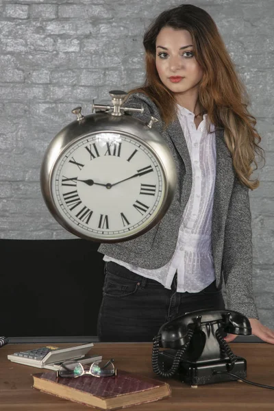 Επιχείρηση γυναίκα δείχνει ένα μεγάλο ρολόι — Φωτογραφία Αρχείου