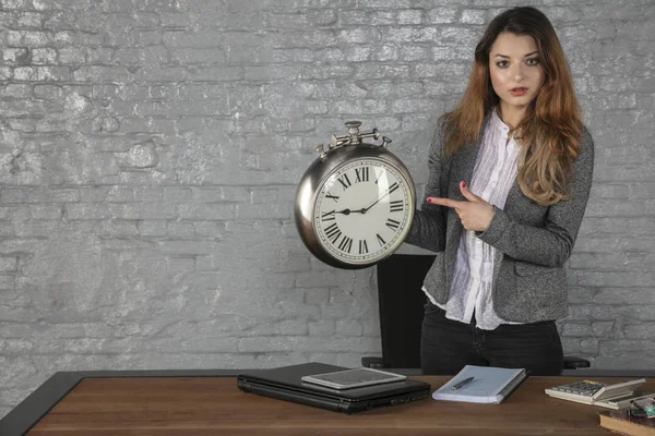 Mujer de negocios mantiene reloj y muestra hora, retrato — Foto de Stock