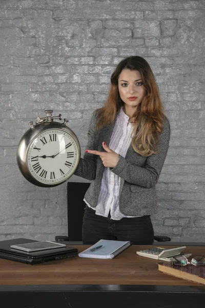 Mulher de negócios segura relógio e mostra hora, retrato — Fotografia de Stock