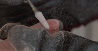 Çivilerden jeli çıkarmak, aşırı yakınlaştırma, toz ve kir ellere düşer.