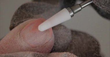 Çivilerden jeli çıkarmak, aşırı yakınlaştırma, toz ve kir ellere düşer.