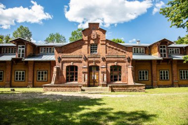 Bialowieza, Polonya - 19 Temmuz 2020 - Çarlık döneminde Bialowieza 'da inşa edilen eski binalar