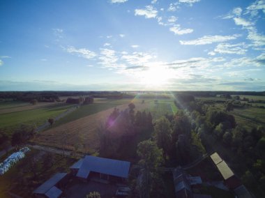 Polonya 'da çayır, yüksek çimler, yukarıdan manzara