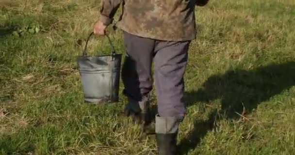 Bir Kovayla Yürüyen Çiftçi Dikiz Aynası — Stok video