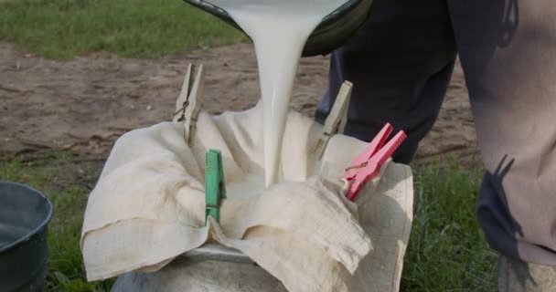 Boer Giet Melk Door Een Zeef — Stockvideo