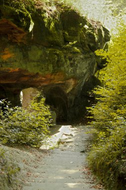 Huel Lee, Lüksemburg Kum Taşı 'ndaki insan yapımı mağaralardır. Orman ve mağaraların çevresi..