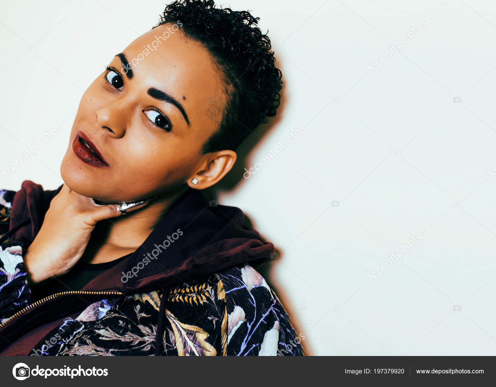 Jeune Jolie Mulâtre Femme Avec Coupe De Cheveux Moderne