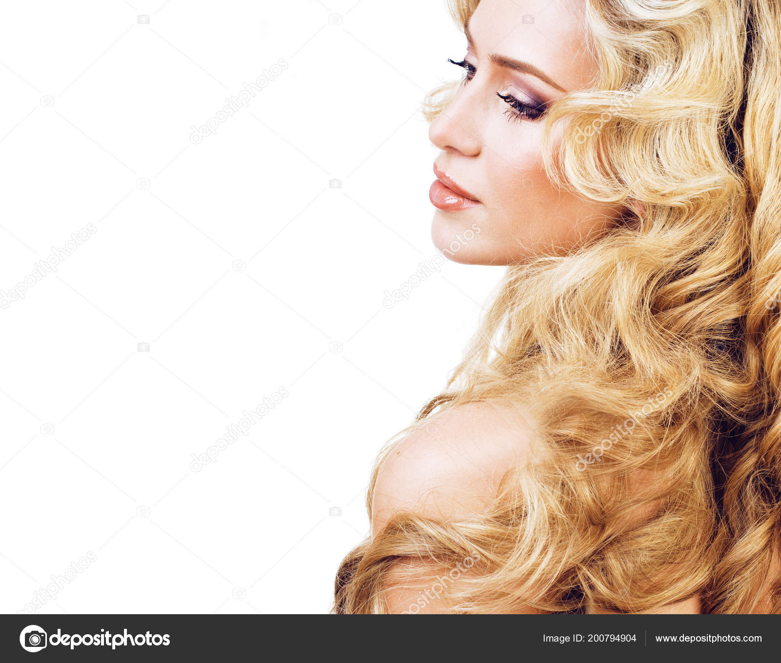 Closeup de cabelo loiro encaracolado sem rosto vista lateral de