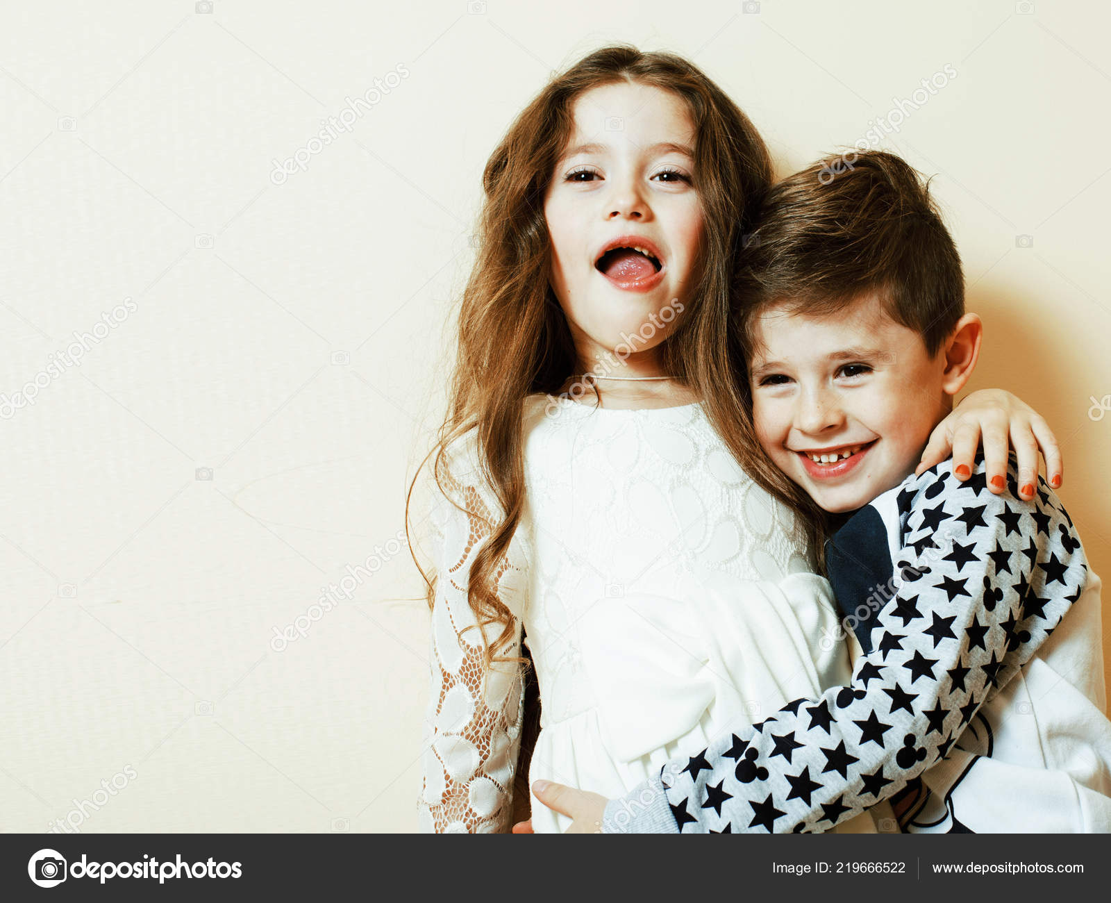 かわいい男の子と女の子がハグ ハ ホワイト バック グラウンドで再生 ストック写真 C Iordani