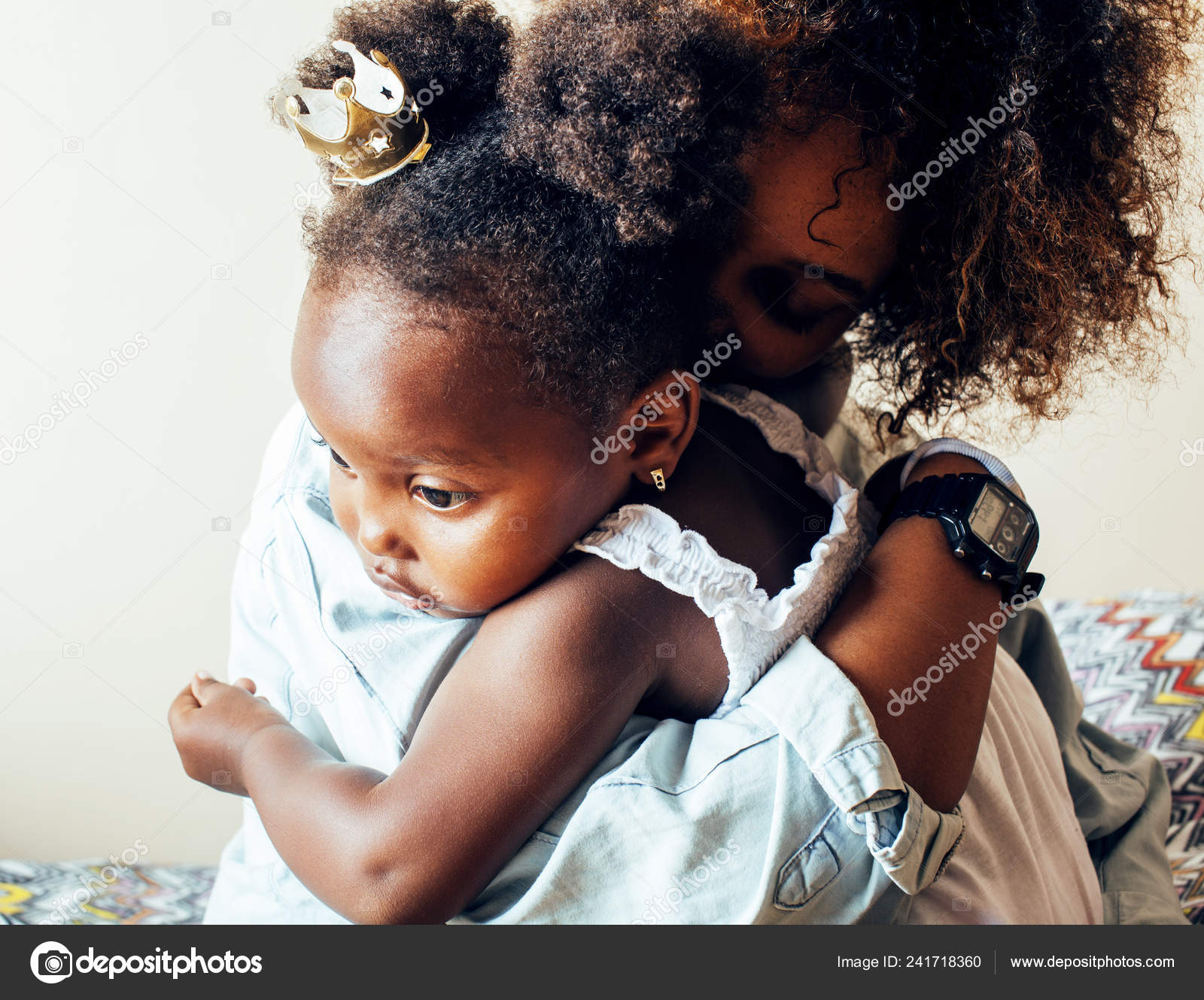 かわいい小さな女の子を抱いて ライフ スタイルの人々 の概念と愛らしい甘い若いアフリカ系アメリカ人母 ストック写真 C Iordani かわいい小さな女の子を抱いて ライフ スタイルの人々 の概念と愛らしい甘い若いアフリカ系アメリカ人母 ストック写真 C Iordani
