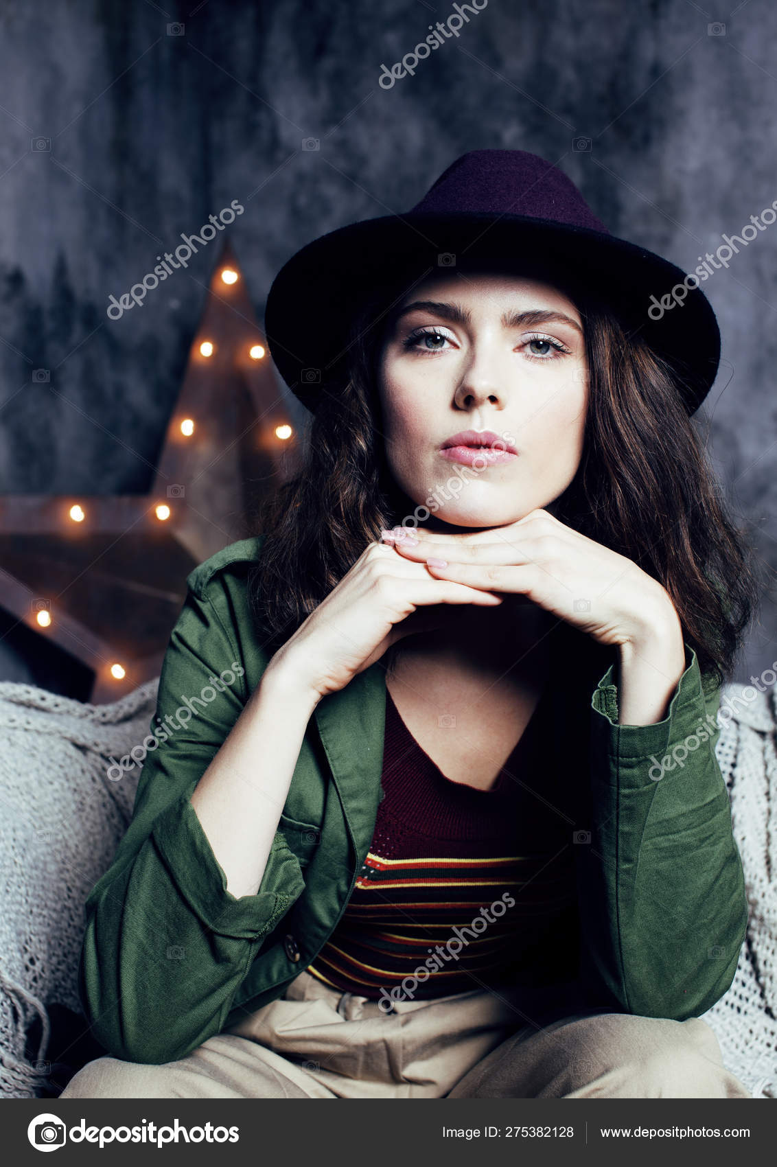 Junge Hubsche Frau Wartet Allein In Modernem Loft Atelier Modeschmuck Mit Hut Lifestyle Und People Home Konzept Stockfotografie Lizenzfreie Fotos C Iordani 275382128 Depositphotos