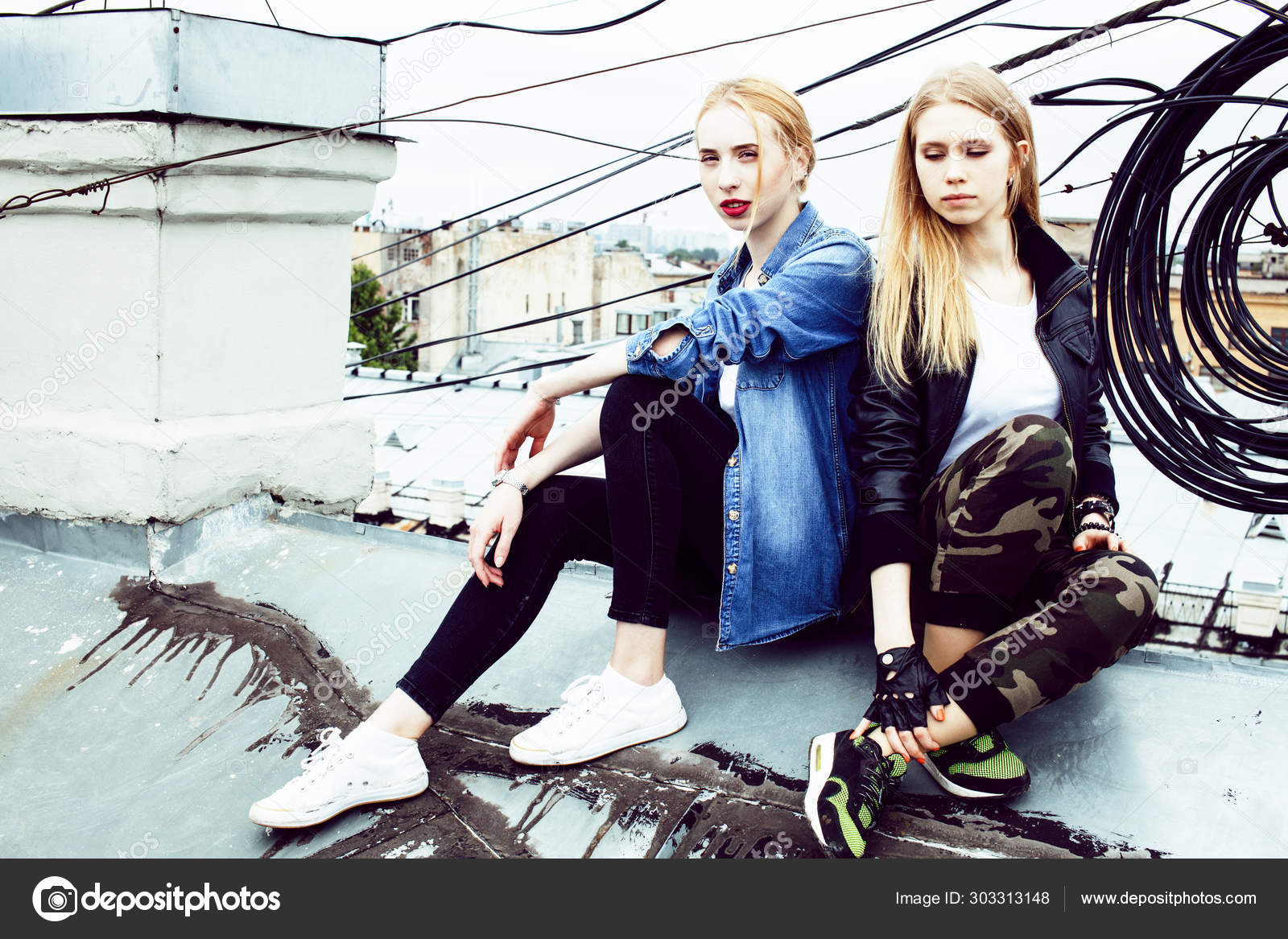 Фотография на тему Две подруги - блондинка и брюнетка | PressFoto