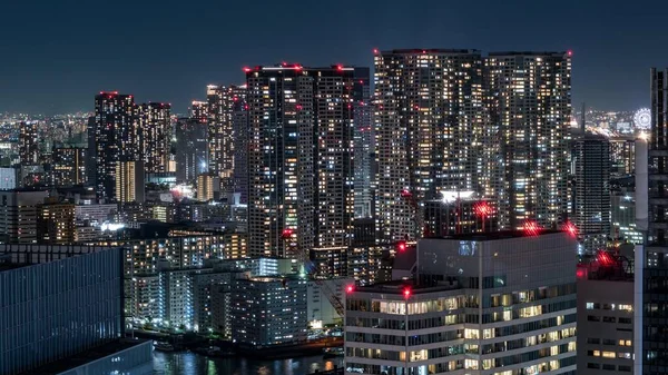 Japonya 'daki gece manzaralı manzara. Kyscper binası manzarası..