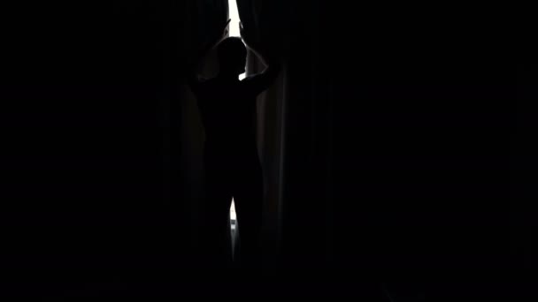 Silhouette Des Mannes Enthüllen Vorhänge Und Bewundern Blick Aus Dem — Stockvideo
