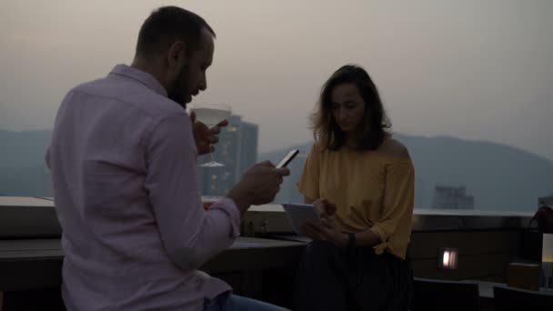 Pareja Joven Usando Smartphone Tableta Sentada Terraza Bar — Vídeo de stock