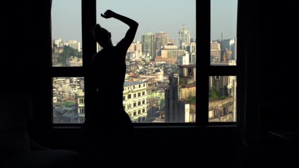 Silueta Mujer Feliz Bailando Por Ventana Casa Super Cámara Lenta — Vídeos de Stock