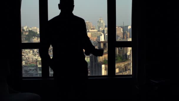 Silhouet Van Mens Uitzicht Vanuit Venster Thuis Super Slow Motion — Stockvideo