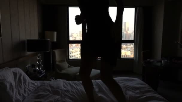 Lycklig Kvinna Hoppar Sängen Hemma Super Slow Motion 240Fps — Stockvideo
