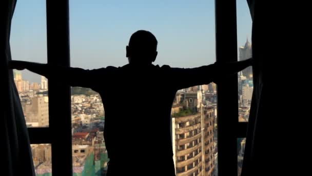 Silueta Del Hombre Desvela Cortinas Admirar Vista Desde Ventana Super — Vídeos de Stock