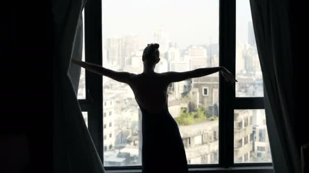女性のシルエット発表カーテンと窓から景色を眺める — ストック動画