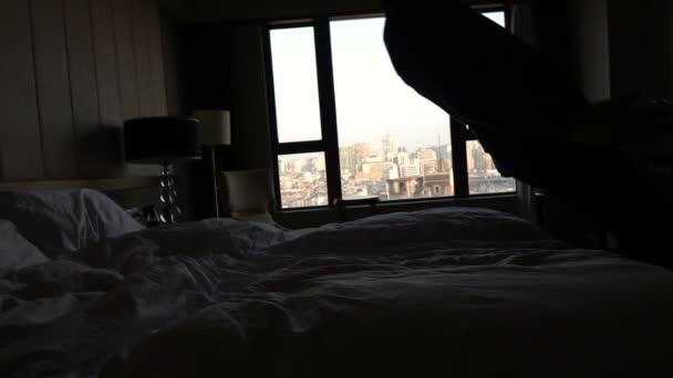 Silhouette Eines Glücklichen Mannes Der Hause Auf Das Bett Fällt — Stockvideo
