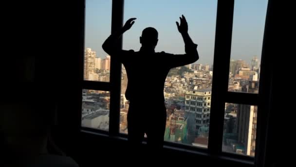 男子伸展手臂 欣赏从窗口的看法 超级慢动作240Fps — 图库视频影像