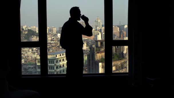 Silueta Del Hombre Con Bebida Admirar Vista Desde Ventana Casa — Vídeo de stock