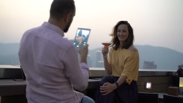 Man Nemen Foto Van Zijn Mooie Vriendin Met Cocktail Terras — Stockvideo