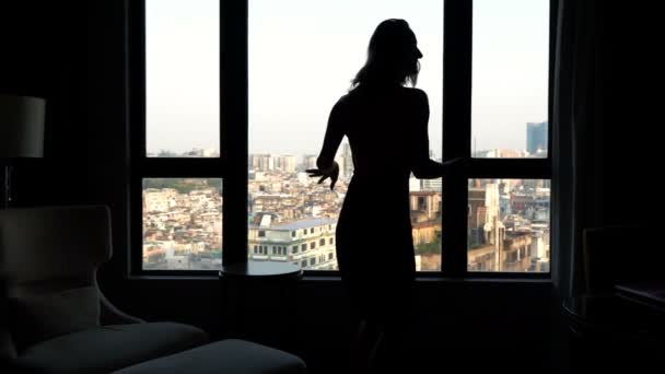 Silhouette Einer Glücklichen Frau Die Hause Fenster Tanzt Super Zeitlupe — Stockvideo