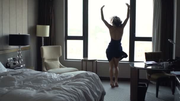 Szczęśliwa Kobieta Korzystających Skoki Przez Okno Hotelu Super Zwolnionym Tempie — Wideo stockowe