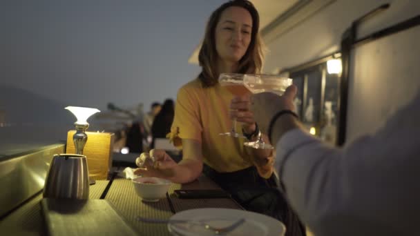 Jeune Couple Détendre Lever Des Toasts Avec Des Cocktails Bar — Video