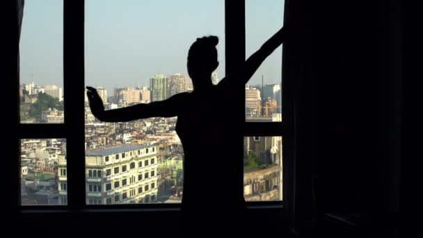 Жінка Розтягує Руки Захоплюється Видом Вікна Супер Повільний Рух 240Fps — стокове відео