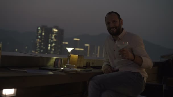 Портрет Счастливого Человека Поднимающего Тост Напитком Террасе Баре Ночью — стоковое видео